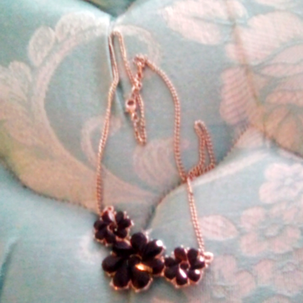 Black gem flower necklace